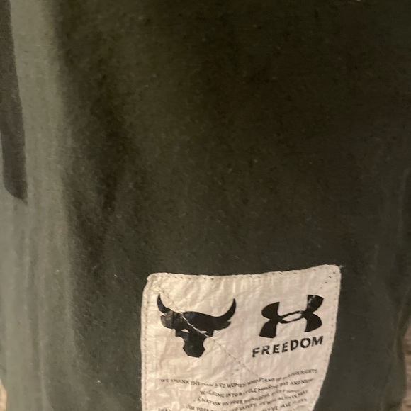 Pre own Mens under armour Veterans Day shirt flag  XL project rock - Picture 2 of 6